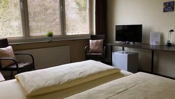 Klassieke tweepersoonskamer, 1 queensize bed, niet-roken, uitzicht op tuin | Een bureau, verduisterende gordijnen, gratis wifi