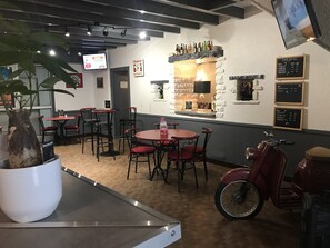 Daily continental breakfast (EUR 9 per person) - Hôtel du Grand Chêne (Saint-Bris-des-Bois)