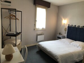 Double Room, Private Bathroom - Hôtel du Grand Chêne (Saint-Bris-des-Bois)