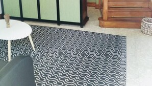 Ein Zimmer mit einer Holztreppe, einem Empfangstresen und einem gemusterten Teppich.