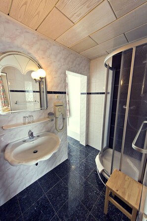 Double Room | Bathroom | Shower, free toiletries, hair dryer, towels - Im Wiesengrund (Lalendorf)