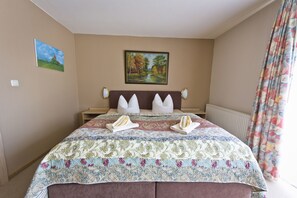 Doppelzimmer | Verdunkelungsvorhänge, Babybetten, Zustellbetten, kostenloses WLAN