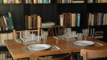 حيث تُقدم وجبات الإفطار، الغداء، العشاء، الأطباق المحلية