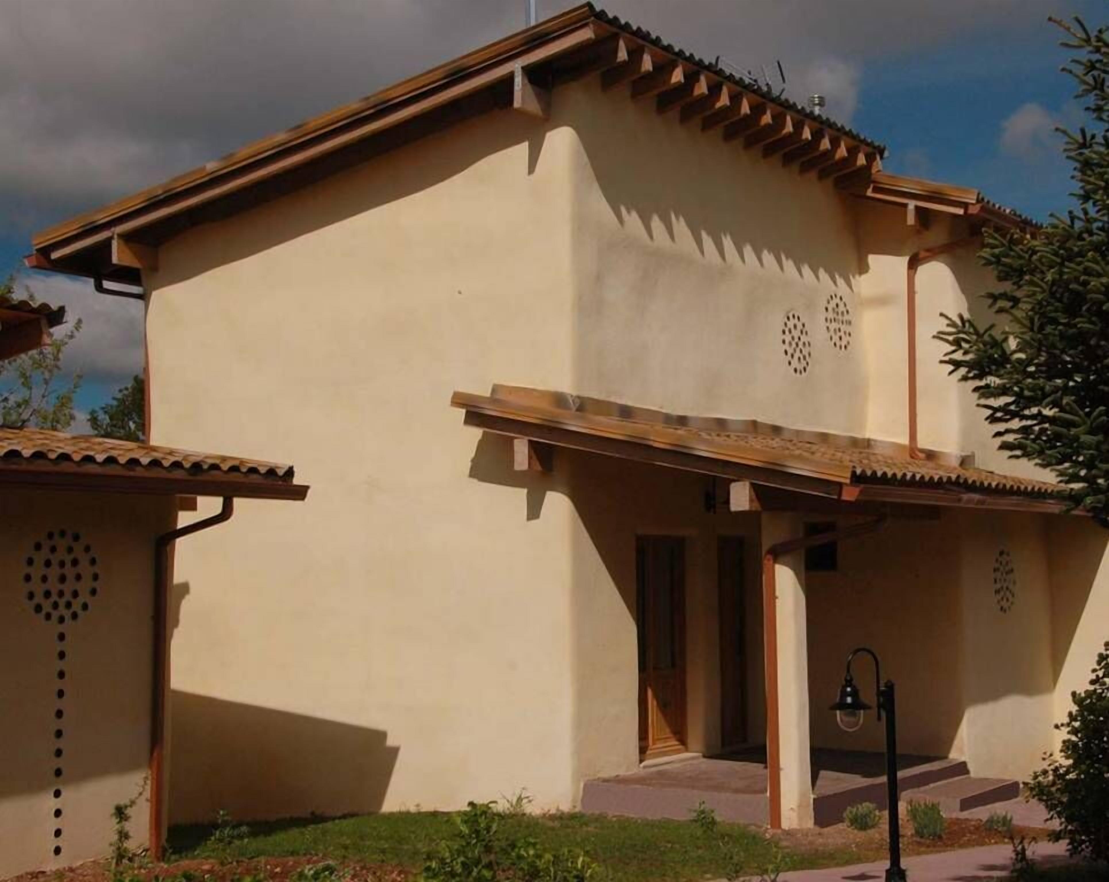 ميني بار وملاءات أسرّة