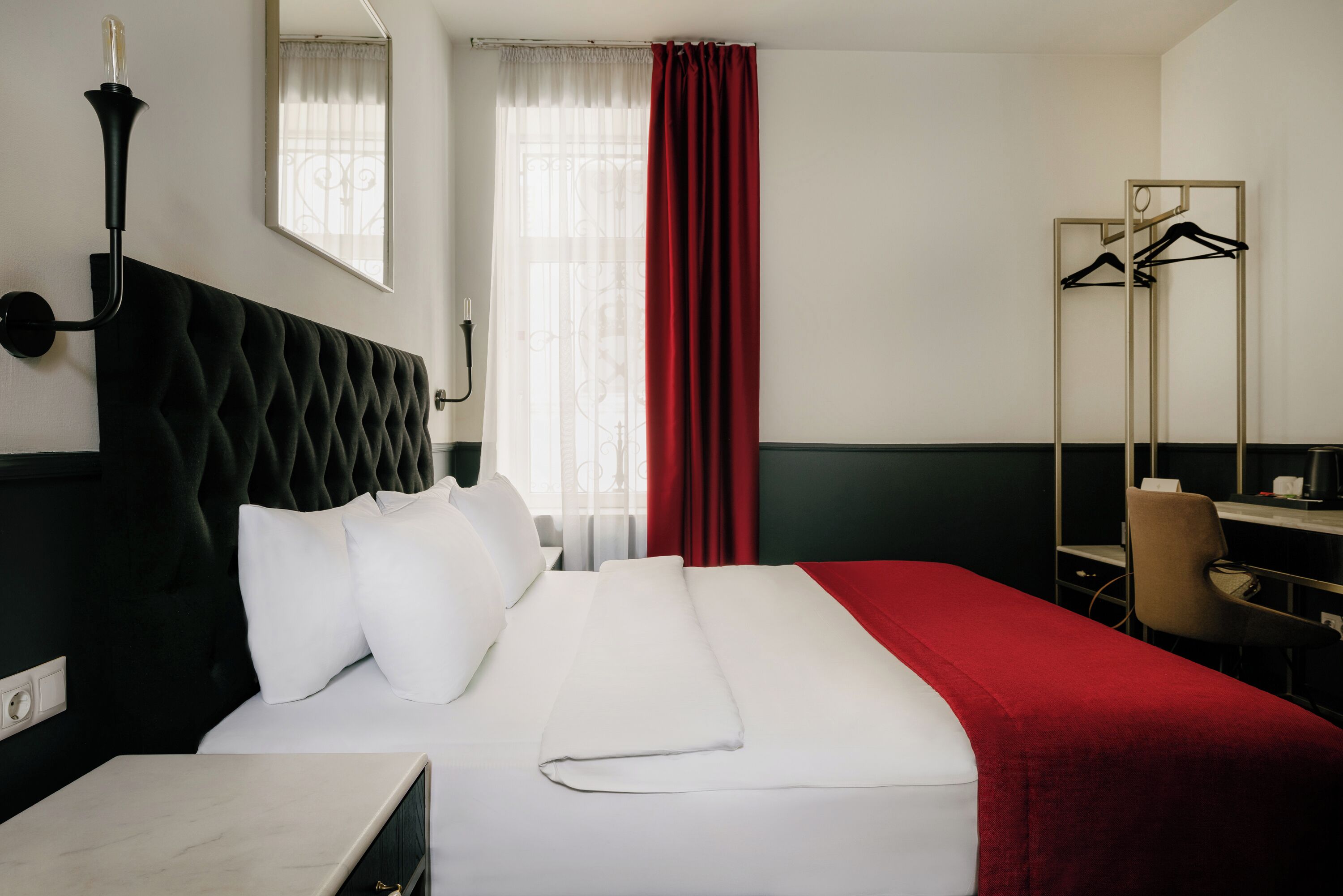 Economy Room, 1 King Bed | In-room safe, desk, laptop workspace, iron/ironing board