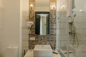 Deluxe Double or Twin Room, 1 Bedroom, Mountain View | Bathroom