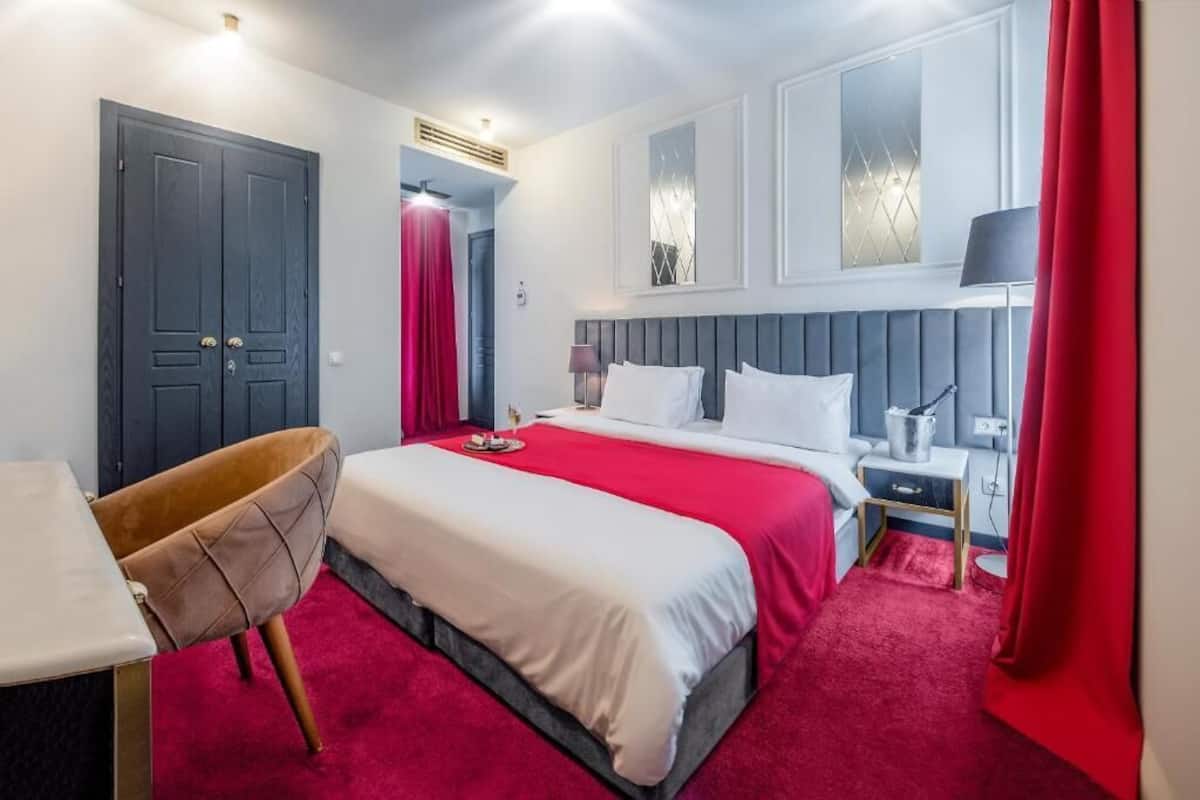 标准双人房, 1 张特大床 | 客房内保险箱、办公桌、熨斗/熨板、免费 WiFi