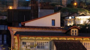 Un edificio con una torre, un balcón y una escalera.