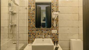 Deluxe Twin Room, 2 Twin Beds | Bathroom | Free toiletries, hair dryer, slippers, bidet
