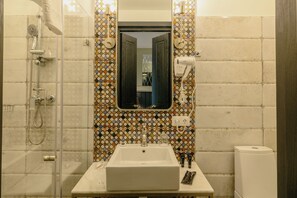 Deluxe Twin Room, 2 Twin Beds | Bathroom | Free toiletries, hair dryer, slippers, bidet