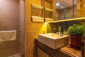 Deluxe Twin Room, City View | Bathroom | Shower, free toiletries, hair dryer, slippers - Atlantis International Holiday Apartment Hotel - Pazhou Guangzhou Tower (Guangzhou)