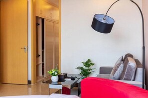 商務公寓大床房 | 書桌、遮光布/窗簾、免費無線上網、床單