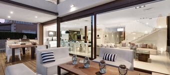 Spektakuläre luxuriöse minimalistische Villa mit privatem Pool