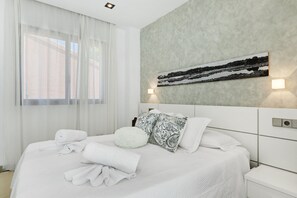 6 Schlafzimmer, Zimmersafe, Schreibtisch, Bügeleisen/Bügelbrett