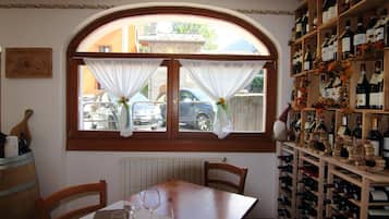 Déjeuner et dßner servis sur place, spécialités Cuisine locale