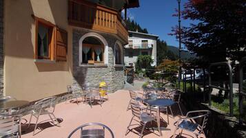 Melayani makan siang dan makan malam dengan sajian masakan lokal