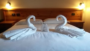 A bed with towels arranged in the shape of swans. - Hotel Ristorante Valle Del Bitto (Gerola Alta)