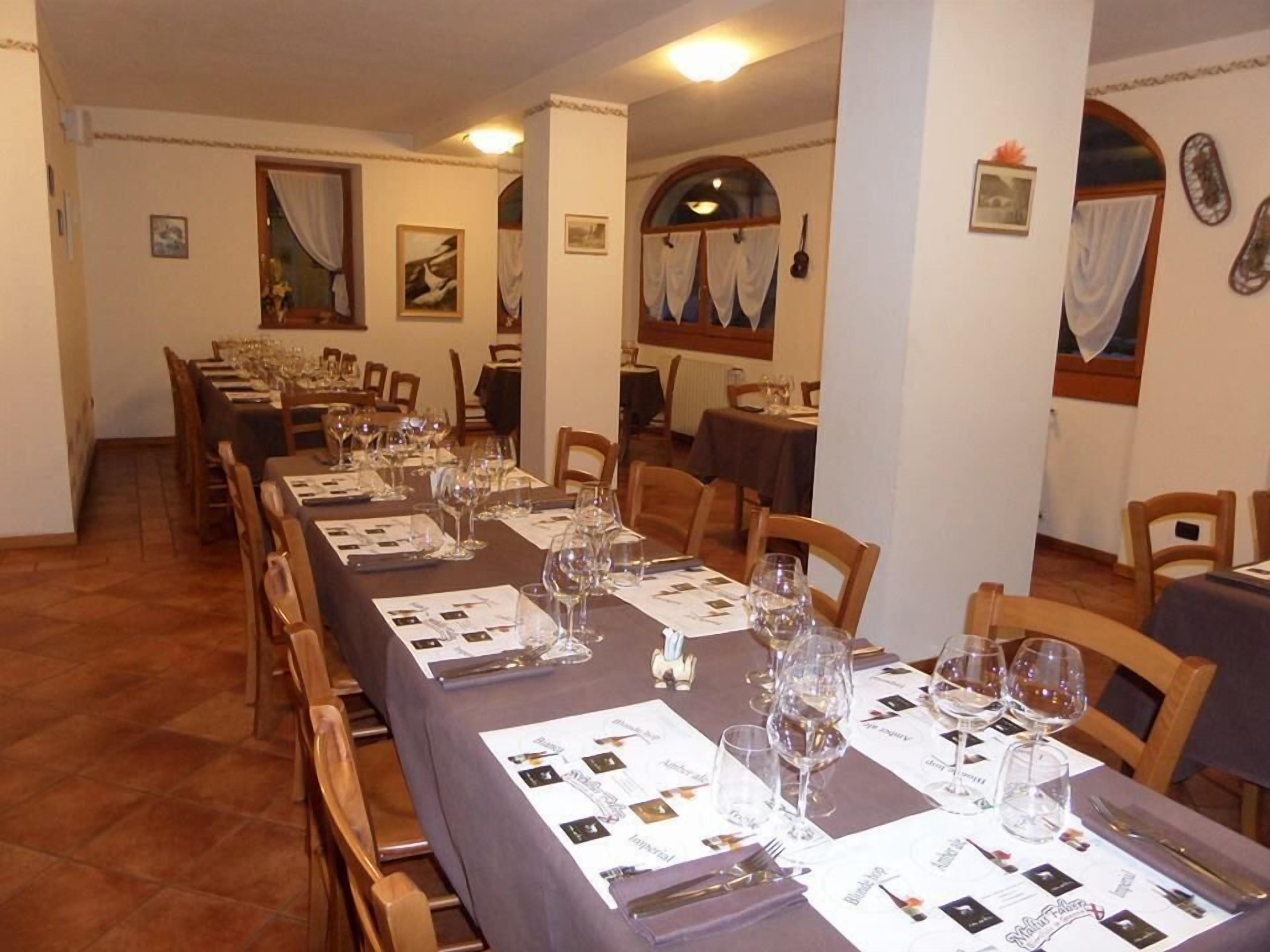 Déjeuner et dîner servis sur place, spécialités Cuisine locale