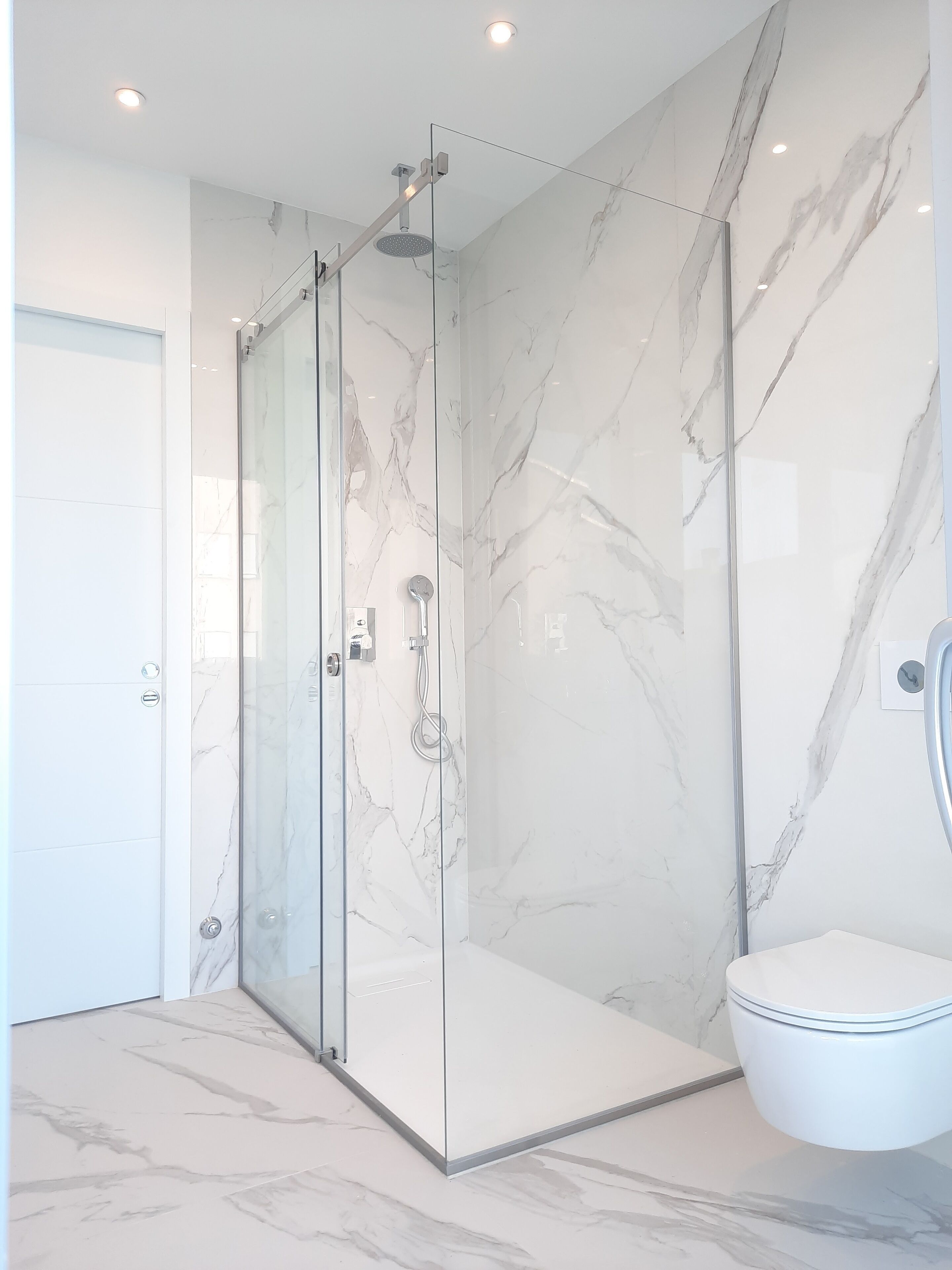 Superior King Suite | Bathroom | Shower, free toiletries, hair dryer, slippers