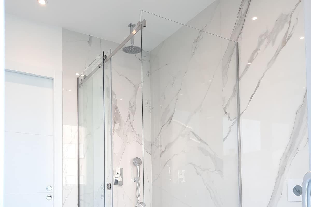 Superior King Suite | Bathroom | Shower, free toiletries, hair dryer, slippers