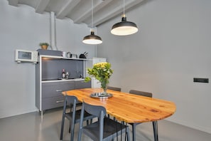 Basic-Apartment | Eigene Küche | Großer Kühlschrank, Mikrowelle, Herdplatte