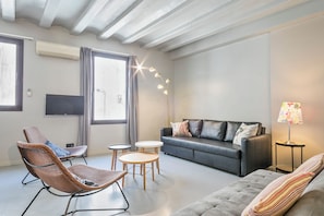 Basic-Apartment | Wohnbereich | Flachbildfernseher