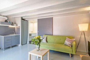 Tabla de planchar con plancha, wifi gratis y ropa de cama 