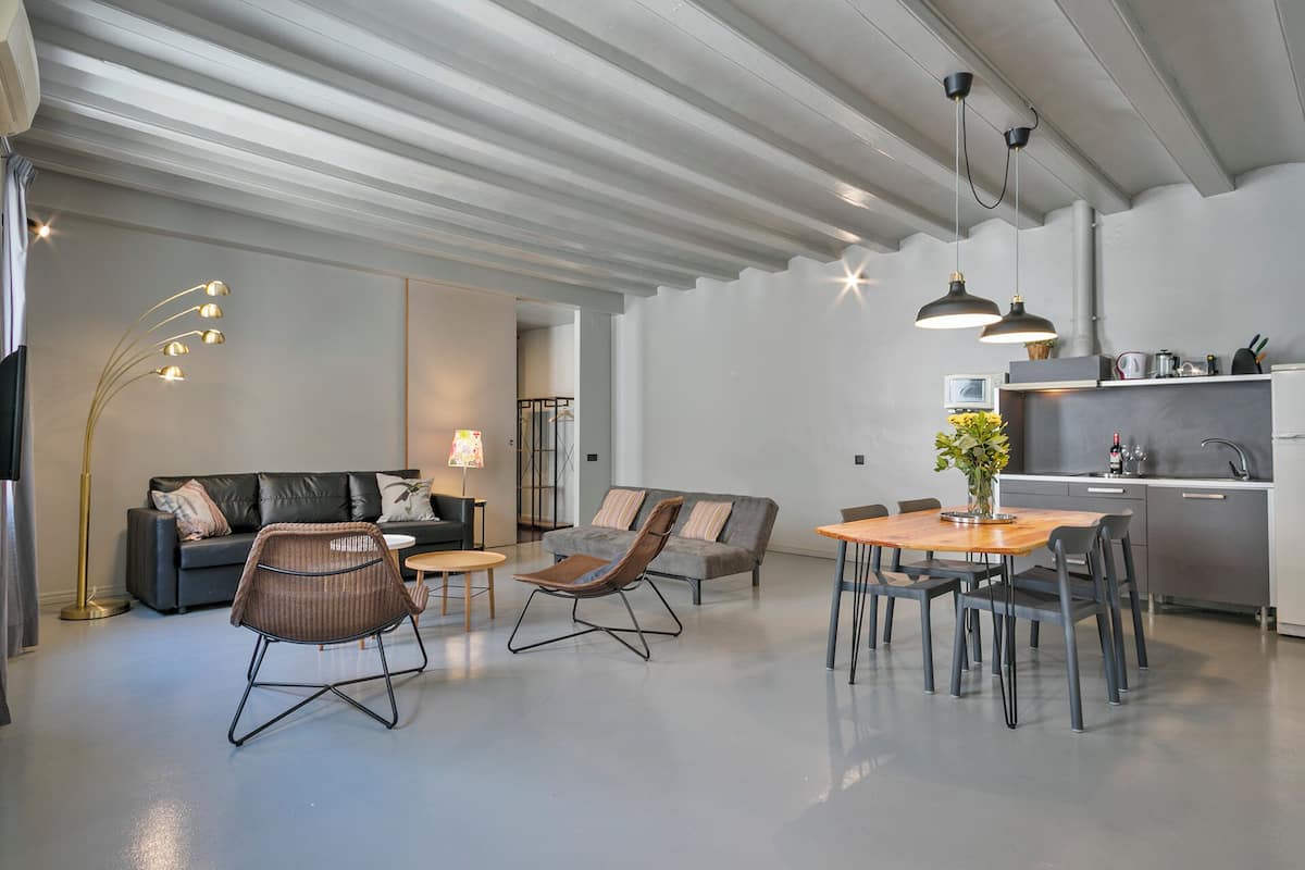 Refrigerador con freezer, microondas, placa de cocina, cafetera/tetera