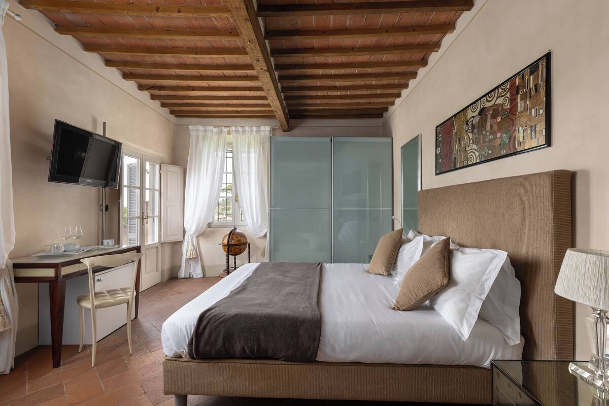 1 sovrum, duntÀcken, minibar och skrivbord