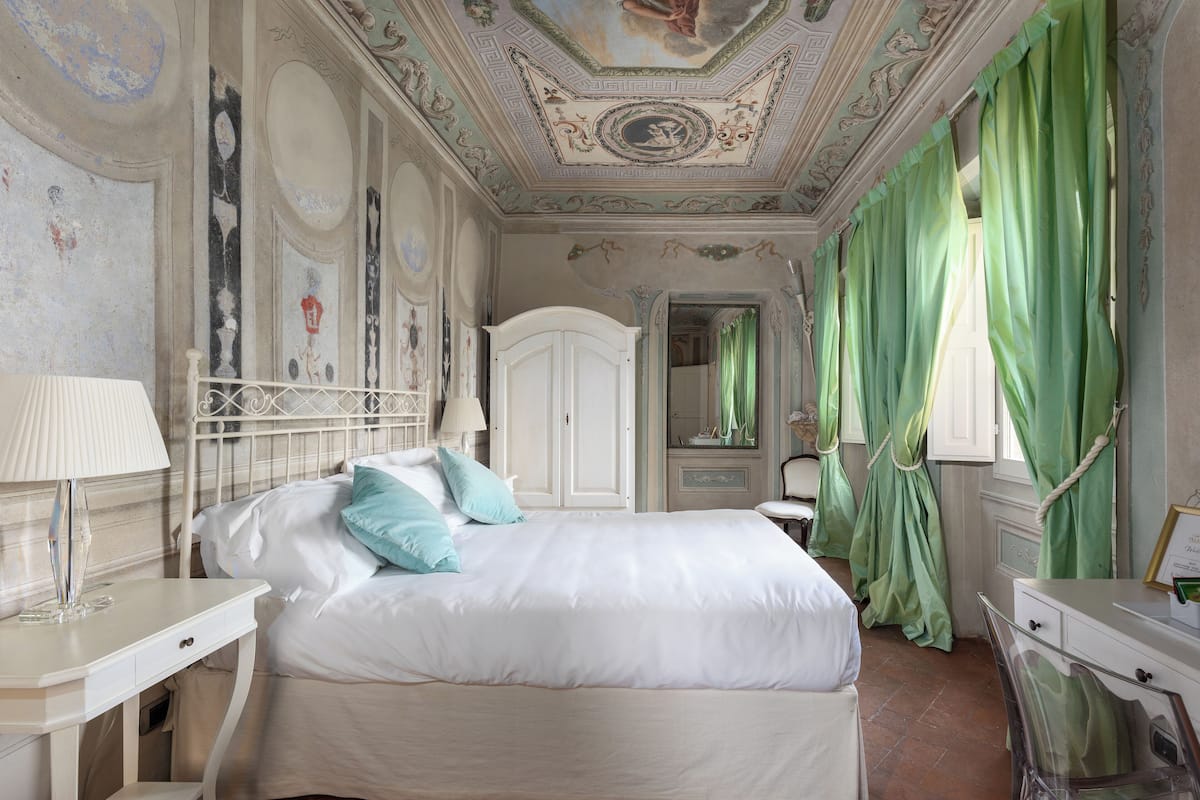 1 sovrum, duntÀcken, minibar och skrivbord