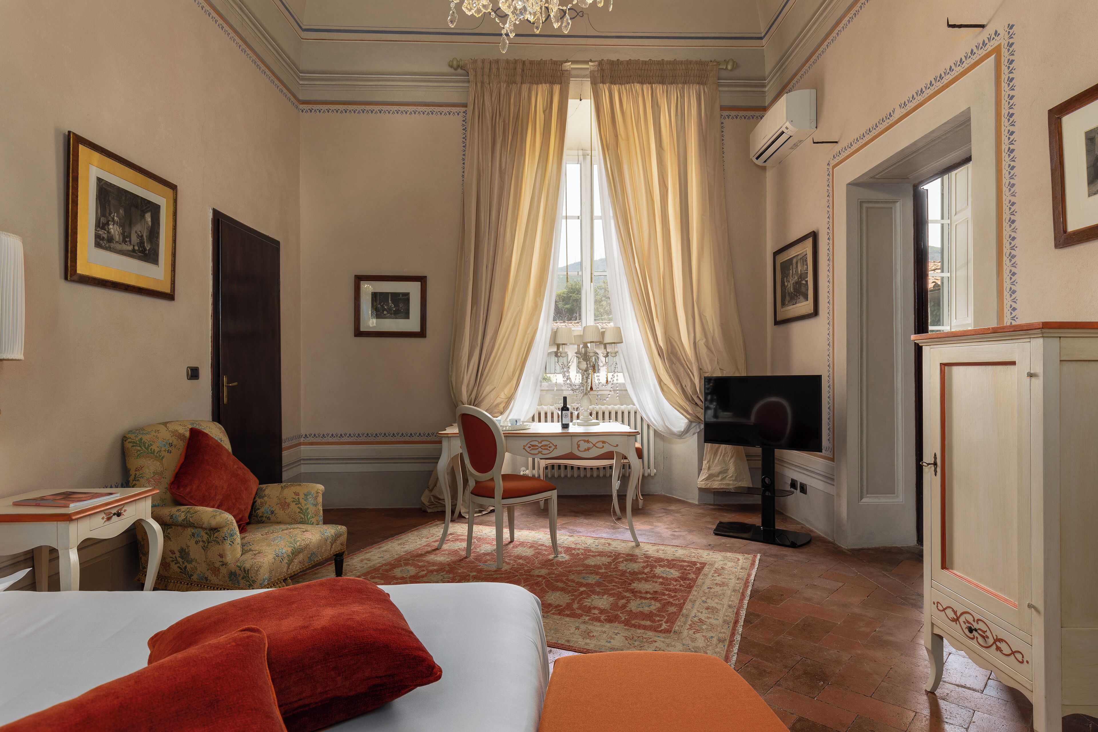 Down duvets, minibar, desk, blackout curtains