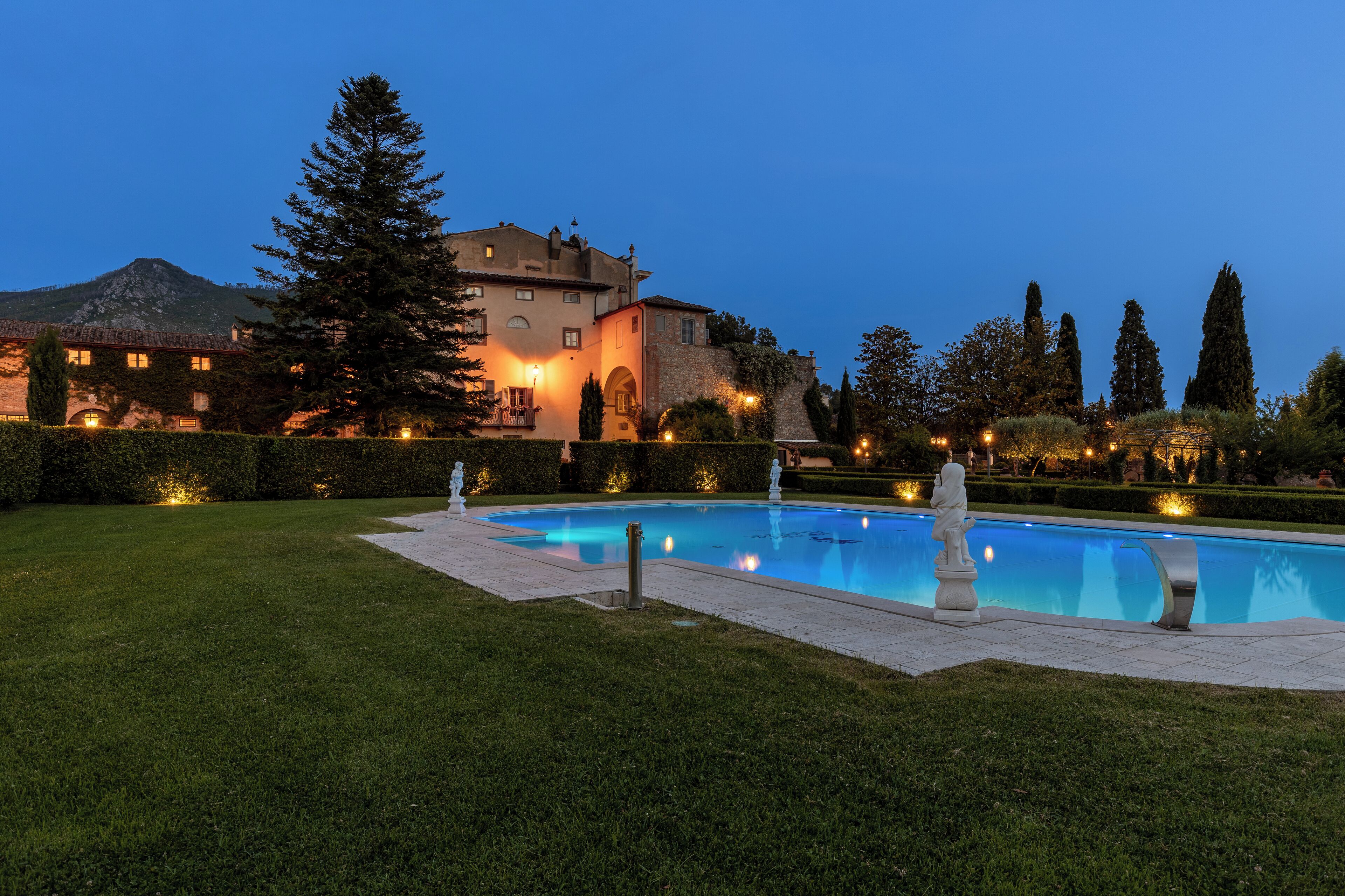 季節性室外游泳池，開放時間為 09:00 至 19:00，提供泳池遮陽傘和日光浴躺椅