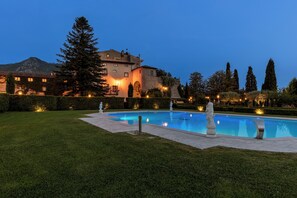 Seasonal outdoor pool, open 9:00 AM to 7:00 PM, pool umbrellas - Villa Scorzi (Calci)