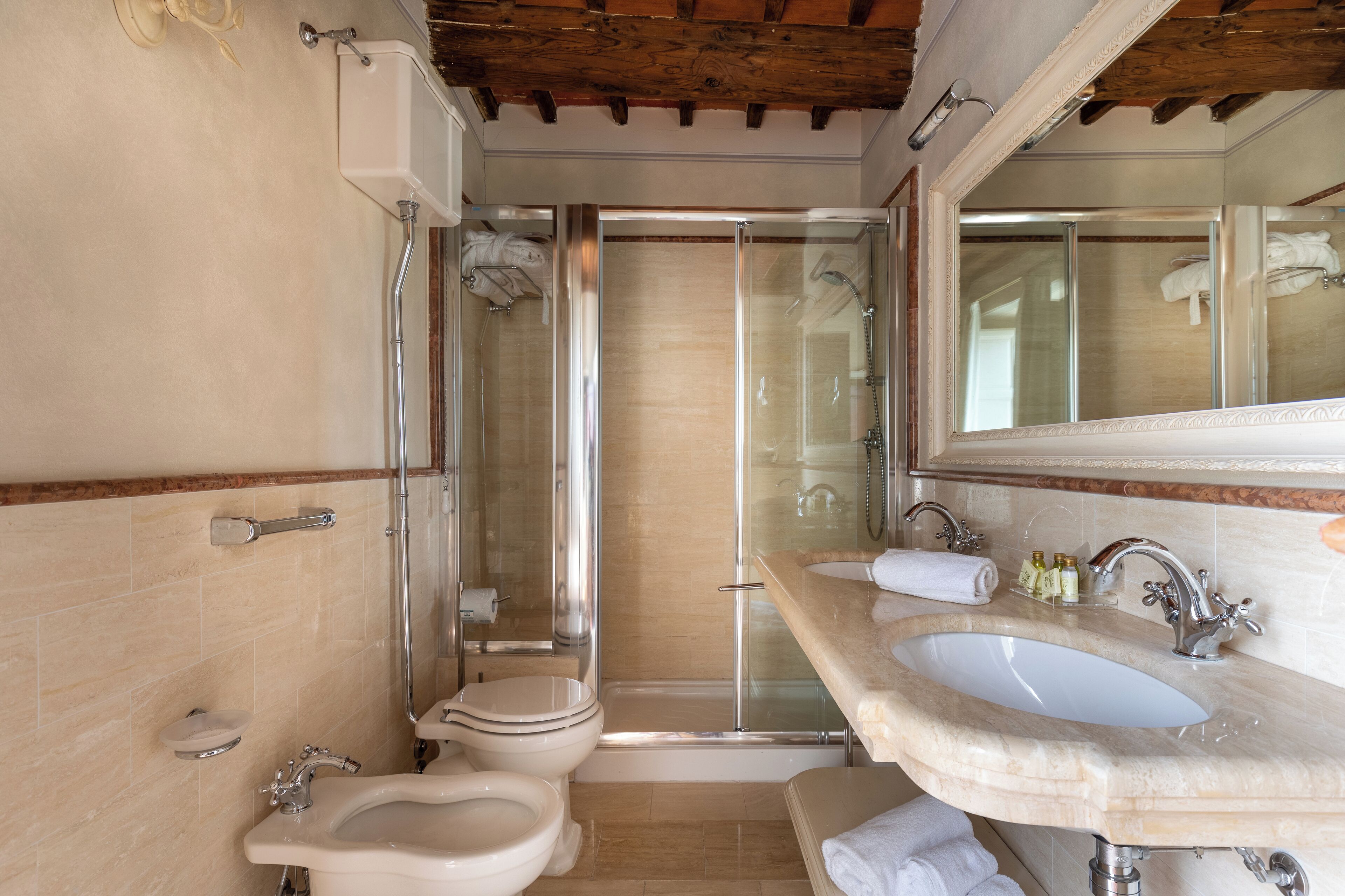 Ein Badezimmer mit Duschkabine, Waschbecken und Toilette.