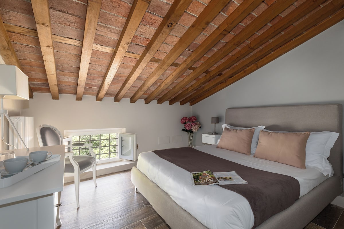 1 sovrum, duntÀcken, minibar och skrivbord