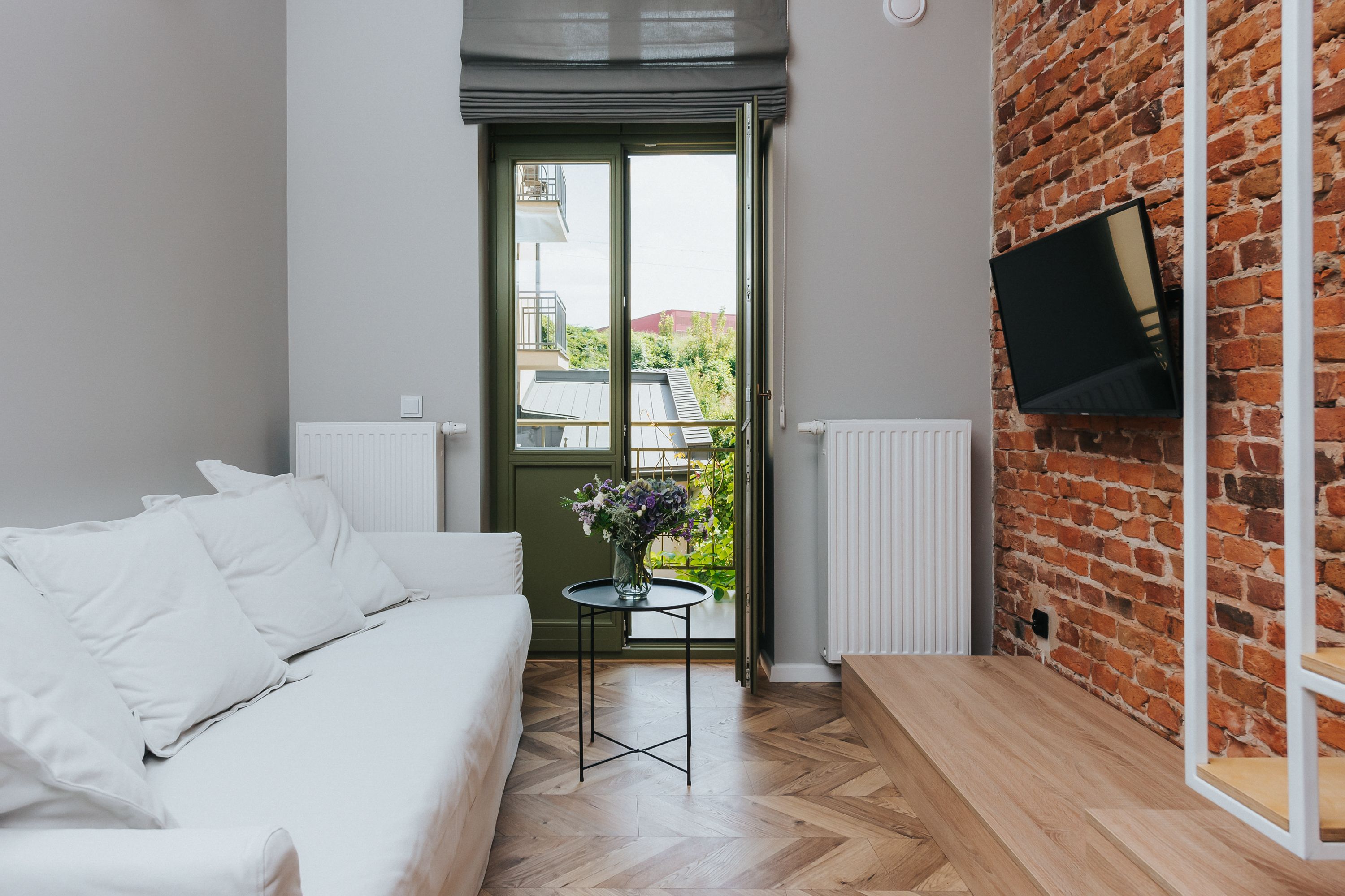 studio suite, 1 queen bed with sofa bed, non smoking, courtyard view | living area | flat-screen tv