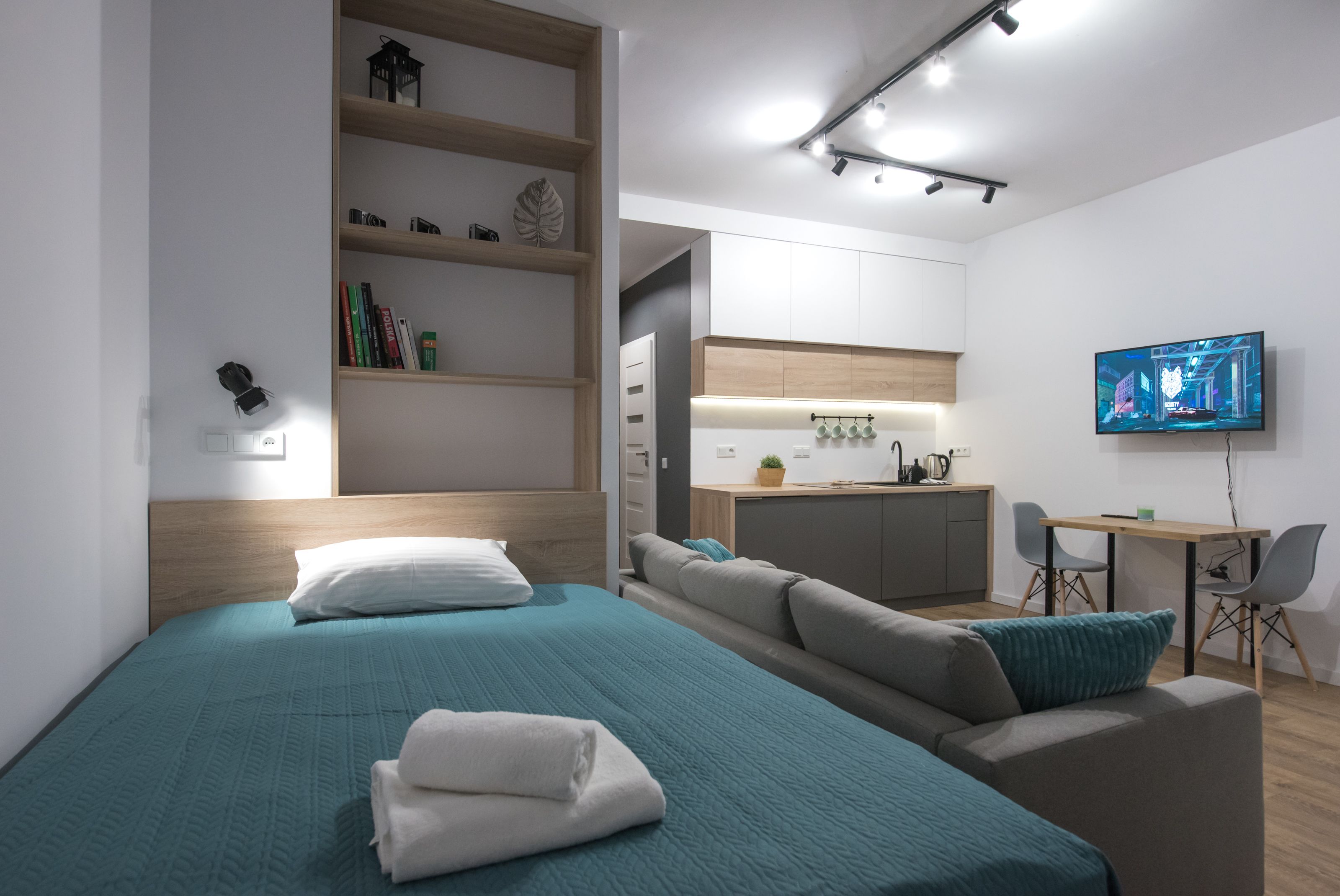 design studio suite, 1 queen bed, non smoking | living area | flat-screen tv