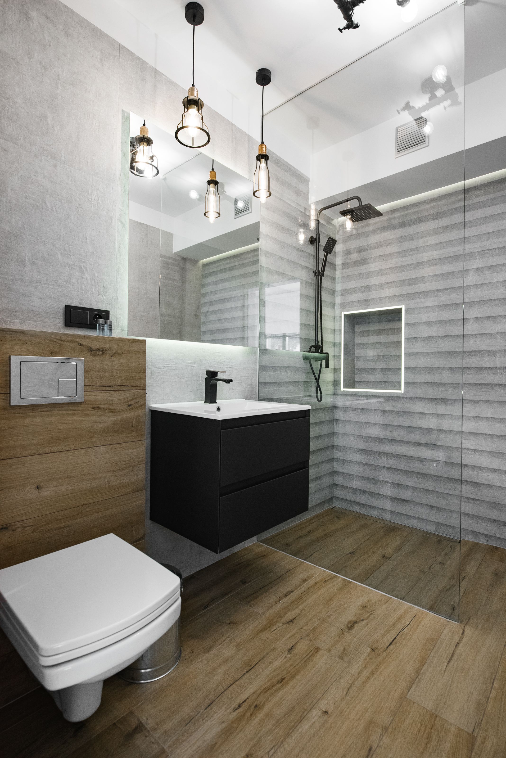 design studio suite, 1 queen bed, non smoking | bathroom | shower, rainfall showerhead, free toiletries, hair dryer