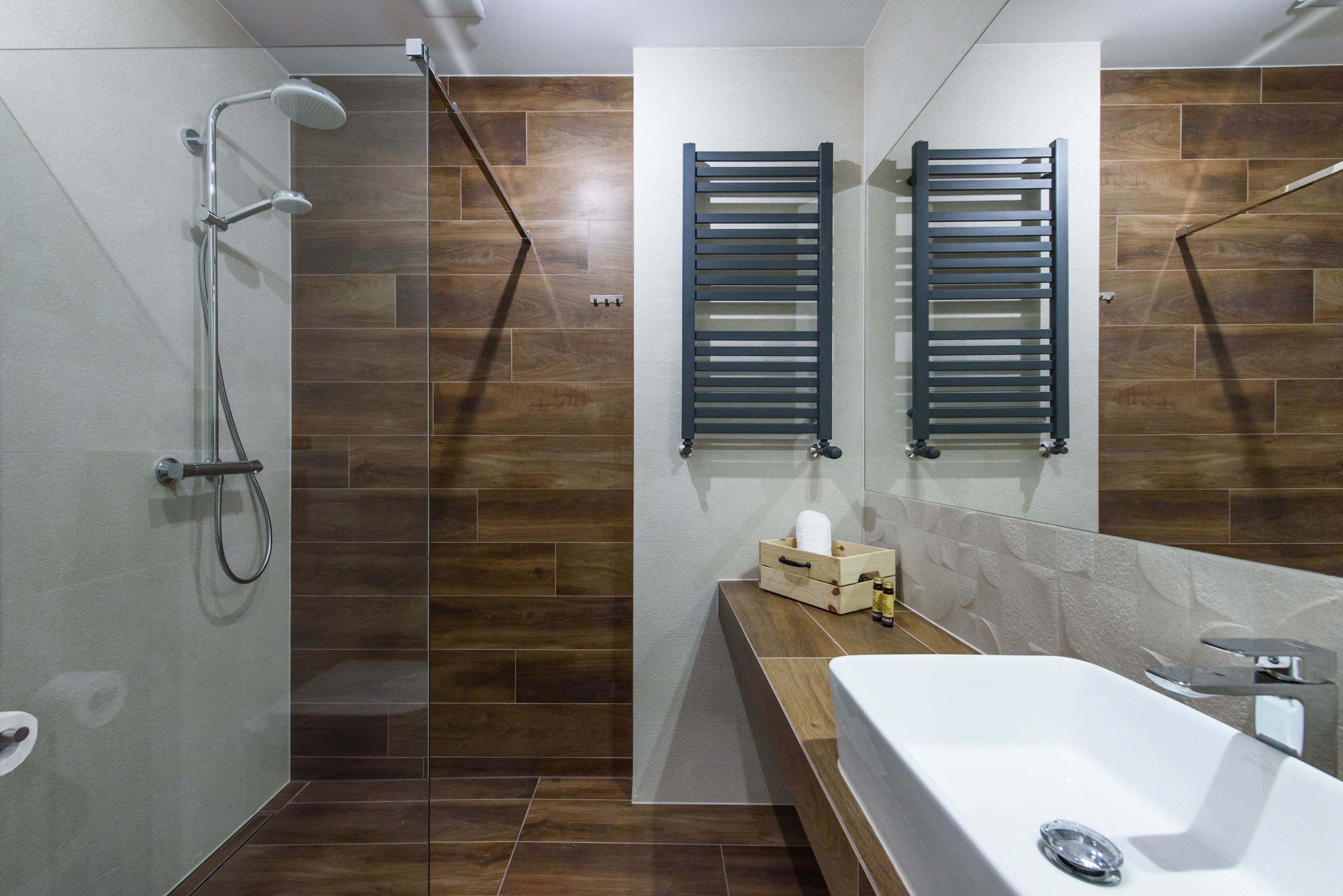 design studio suite, 1 queen bed, non smoking | bathroom | shower, rainfall showerhead, free toiletries, hair dryer