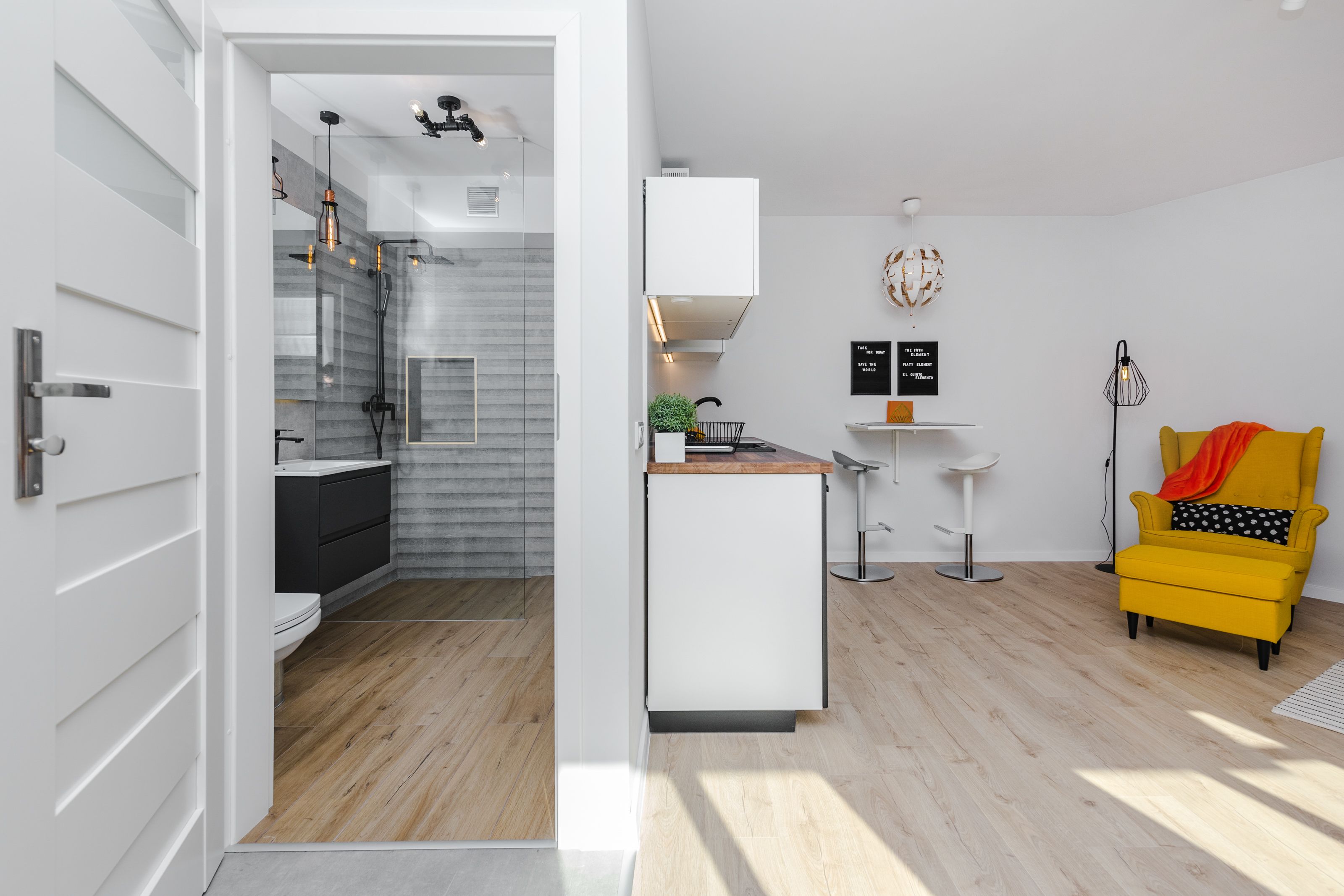 design studio suite, 1 queen bed, non smoking | living room | flat-screen tv