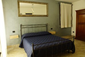Desk, free cribs/infant beds, free WiFi, bed sheets - La Merlana (Morrovalle)