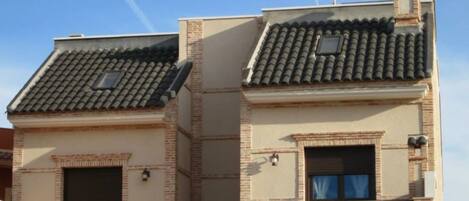 Vista frontal de la propiedad