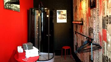 Habitació familiar (Carmen) | Bany | Dutxa, capçal de dutxa tipus cascada i articles de tocador gratuïts