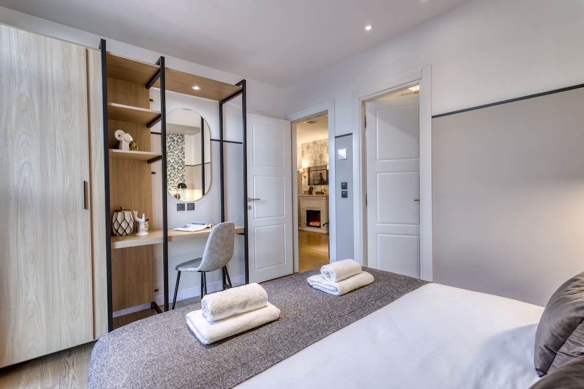 premium bedding, tempur-pedic beds, in-room safe, blackout curtains