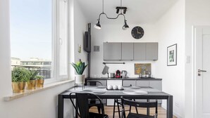 Comfort studio suite, 1 tweepersoonsbed met slaapbank, uitzicht op stad | Privékeuken