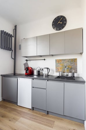 Suite Studio Confort, 1 lit double et 1 canapé-lit, vue ville | Cuisine privée | Réfrigérateur, plaque de cuisson, bouilloire électrique
