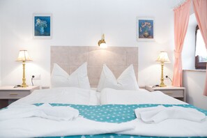 Desk, bed sheets - Hotel zum Schwan (Beeskow)