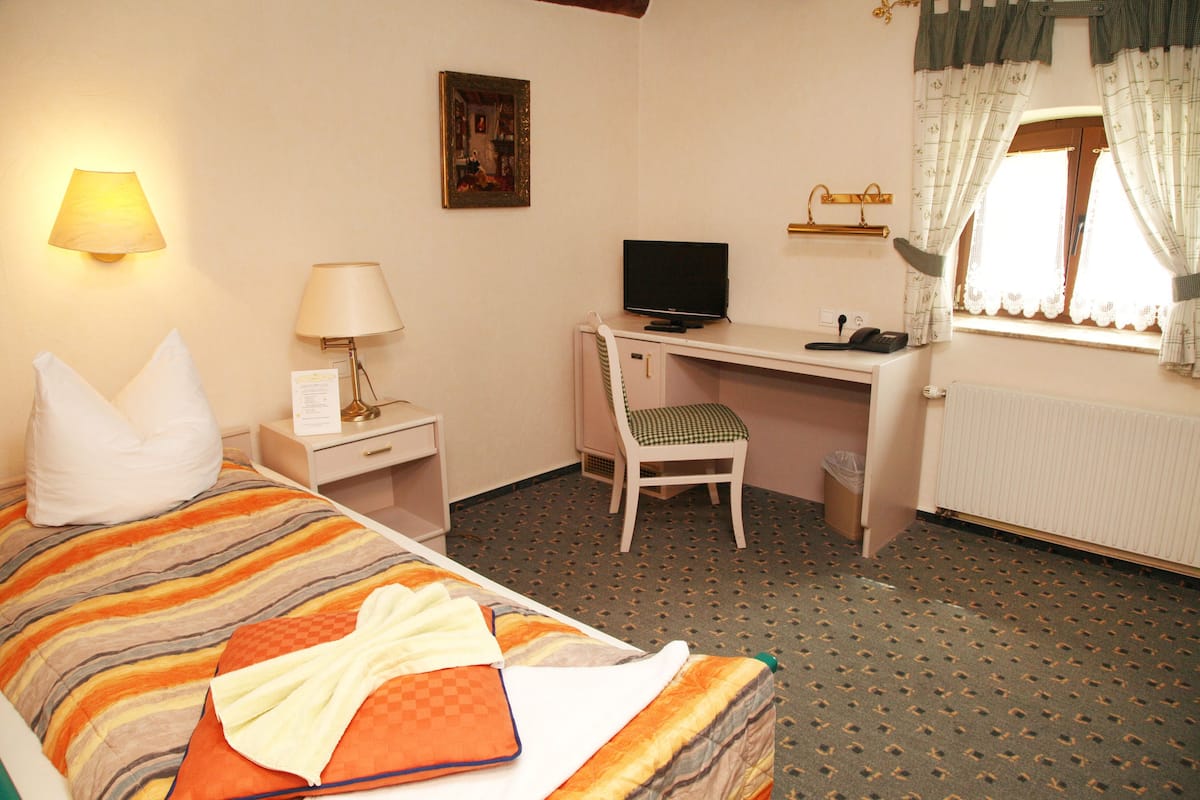 Single Room | Desk, bed sheets