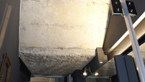 A ceiling with a textured finish and a visible light fixture. - Juliet's Nest (Verona)