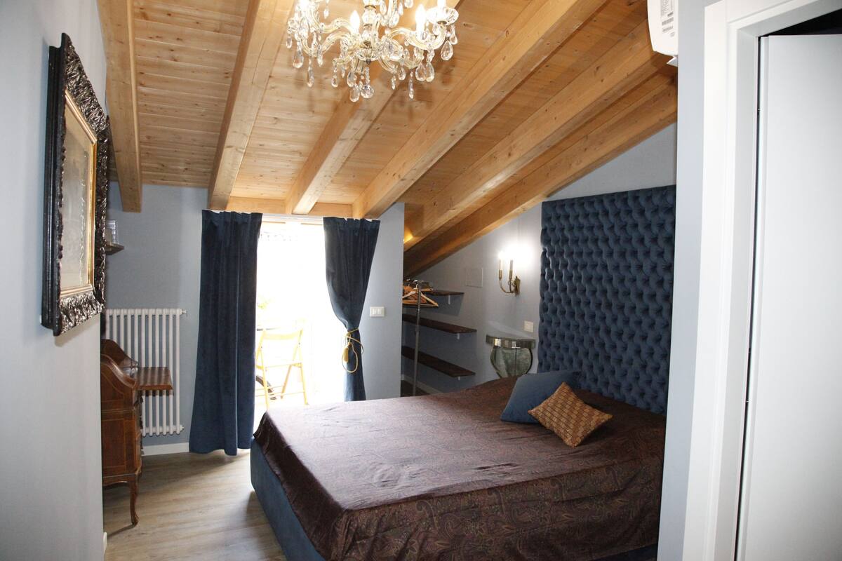 Chambre Double Deluxe, 1 grand lit, non-fumeurs, balcon | Literie hypoallergénique, couette en duvet d'oie
